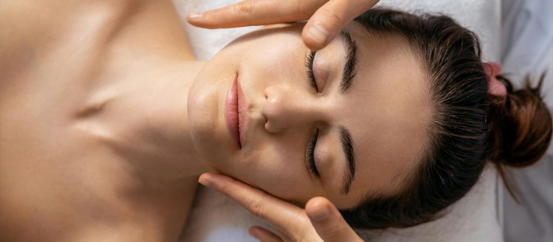 Quatre massages liftants et anti-âge du visage Quatre massages liftants et anti-âge du visage
